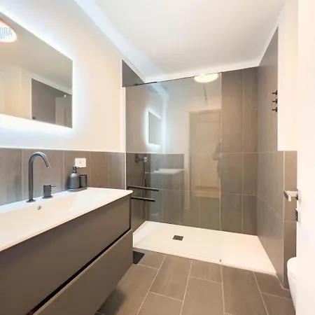 Apartment Blue Palace 5d Tirabora Short Rent, Con Parcheggio Privato *